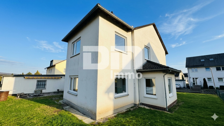 Gepflegtes Ein / Zweifamilienhaus mit Doppelgarage in begehrter Ortsrandlage von Zierenberg - Rückansicht